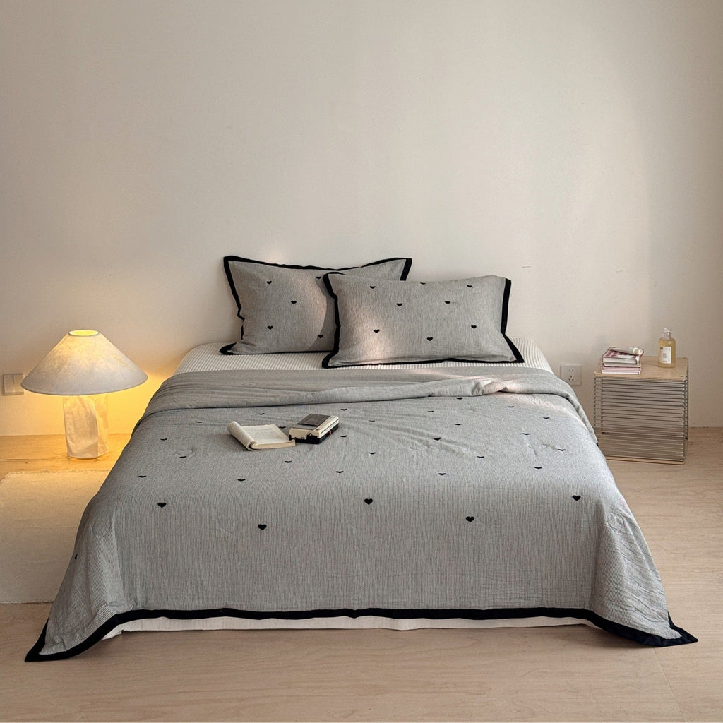 Quilted cotton bedspread set with heart motif and contrasting piping Bowlift
