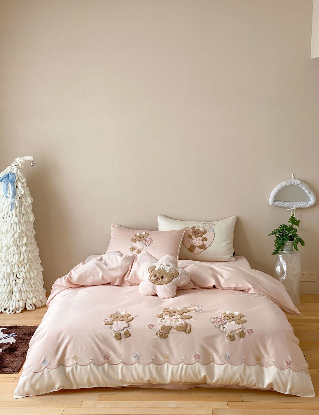 Children's bedding set with embroidered teddy bear appliqués and silky-soft cotton satin Bowlift