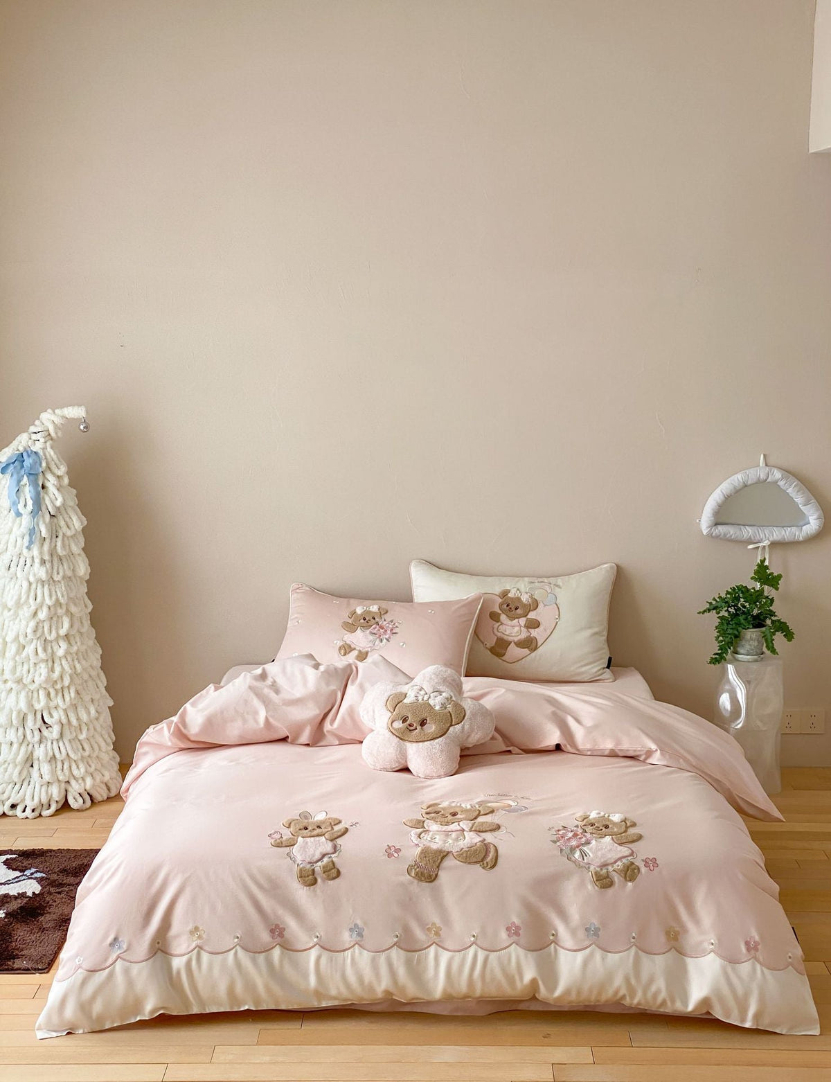 Children's bedding set with embroidered teddy bear appliqués and silky-soft cotton satin Bowlift