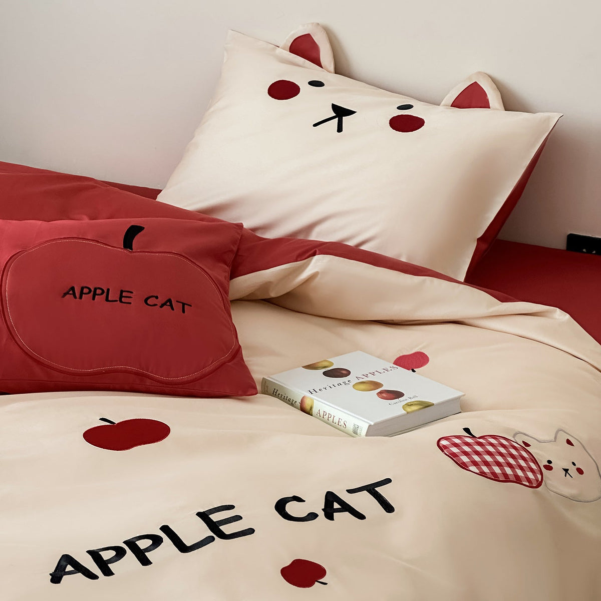 Children's bedding set with apple cat appliqués and quilted decorative pillowcase Bowlift