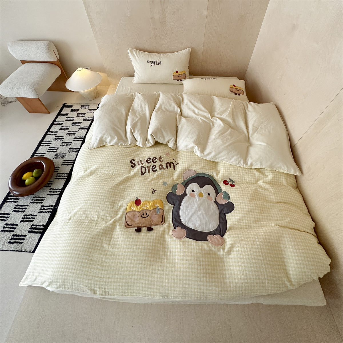Children's duvet cover set with quilted gingham and cute appliqués