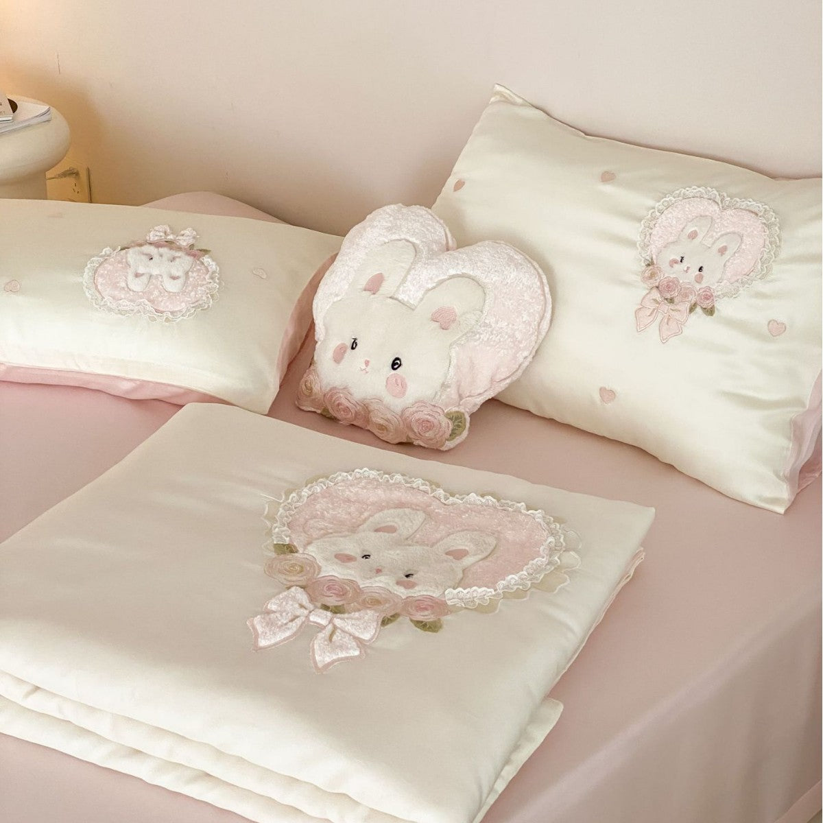Satin bedding set for children and adolescents with embroidered plush applications Bowlift