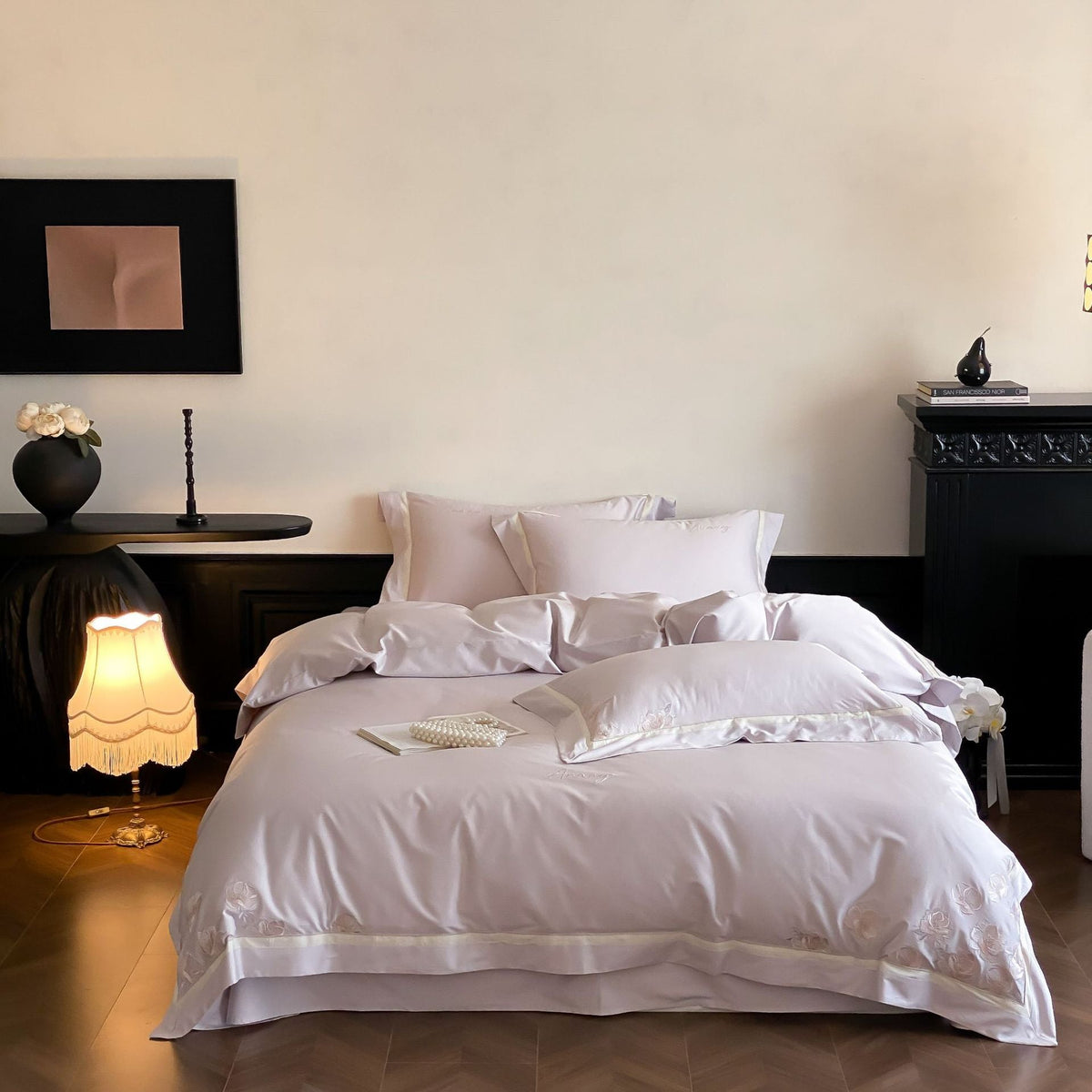 Silk-gloss bed linen set with embroidered rose border Bowlift
