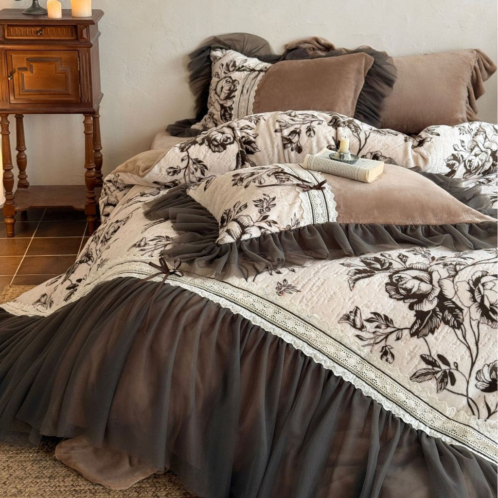 Quilted bedding set with floral pattern, tulle ruffle and decorative frills Bowlift