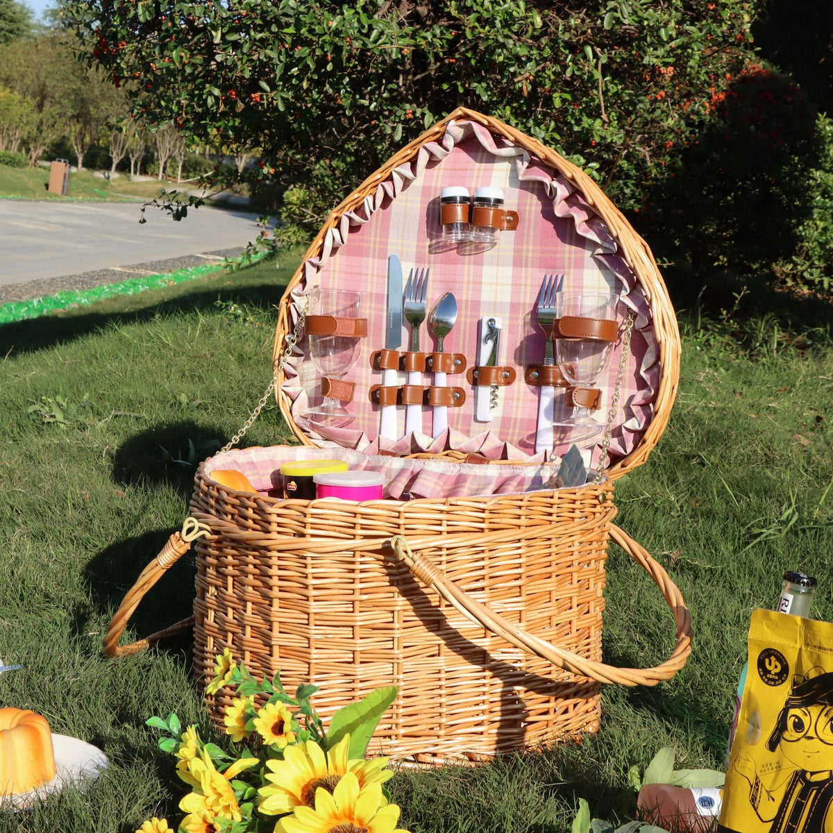 Rustic picnic basket with dish set Siopsrl