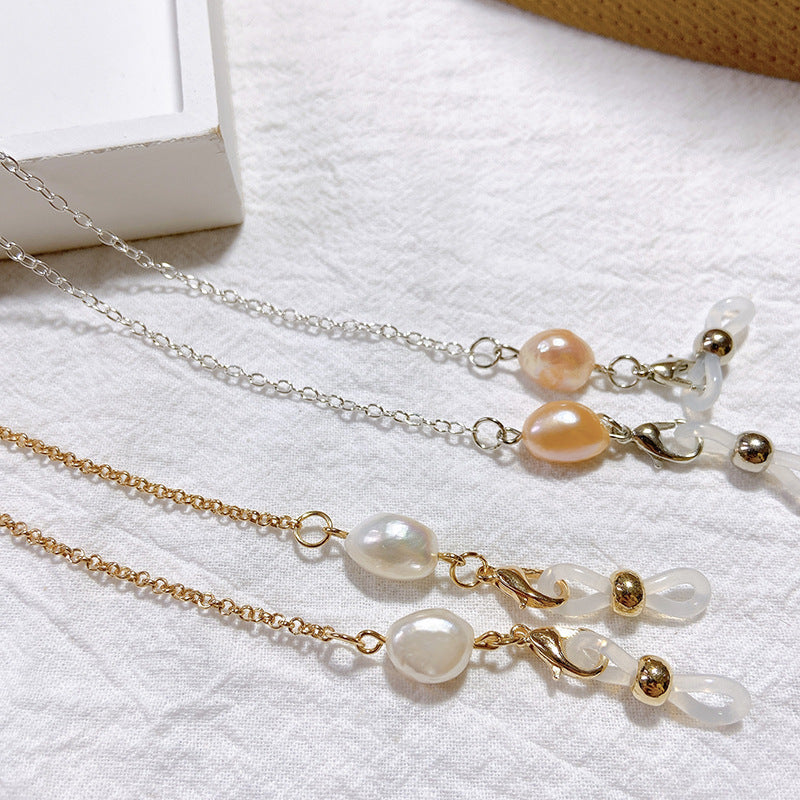 Elegant jewelry holder chain with pearl and gold accents Siopsrl