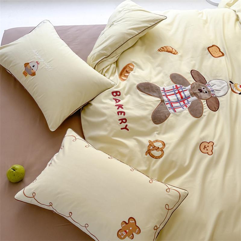 Bedding set made of cotton satin with embroidered baker motif