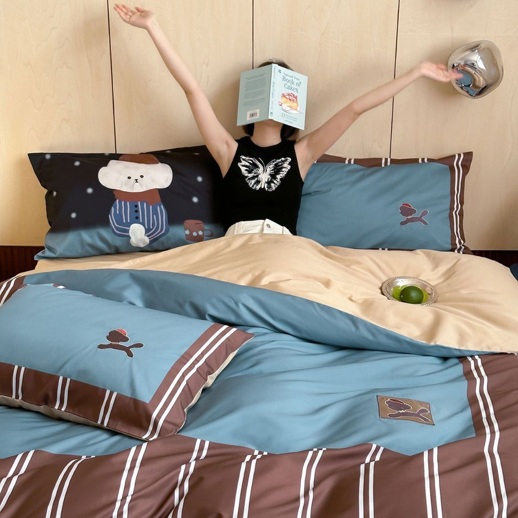 Striped cotton bedding set with playful bear motif