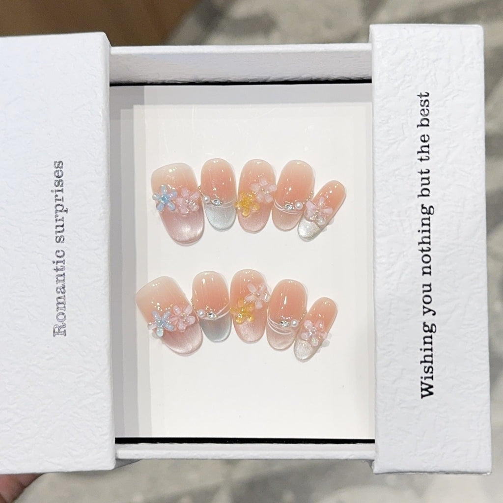 Siopsrl | Romantic artificial nails with floral accents Siopsrl