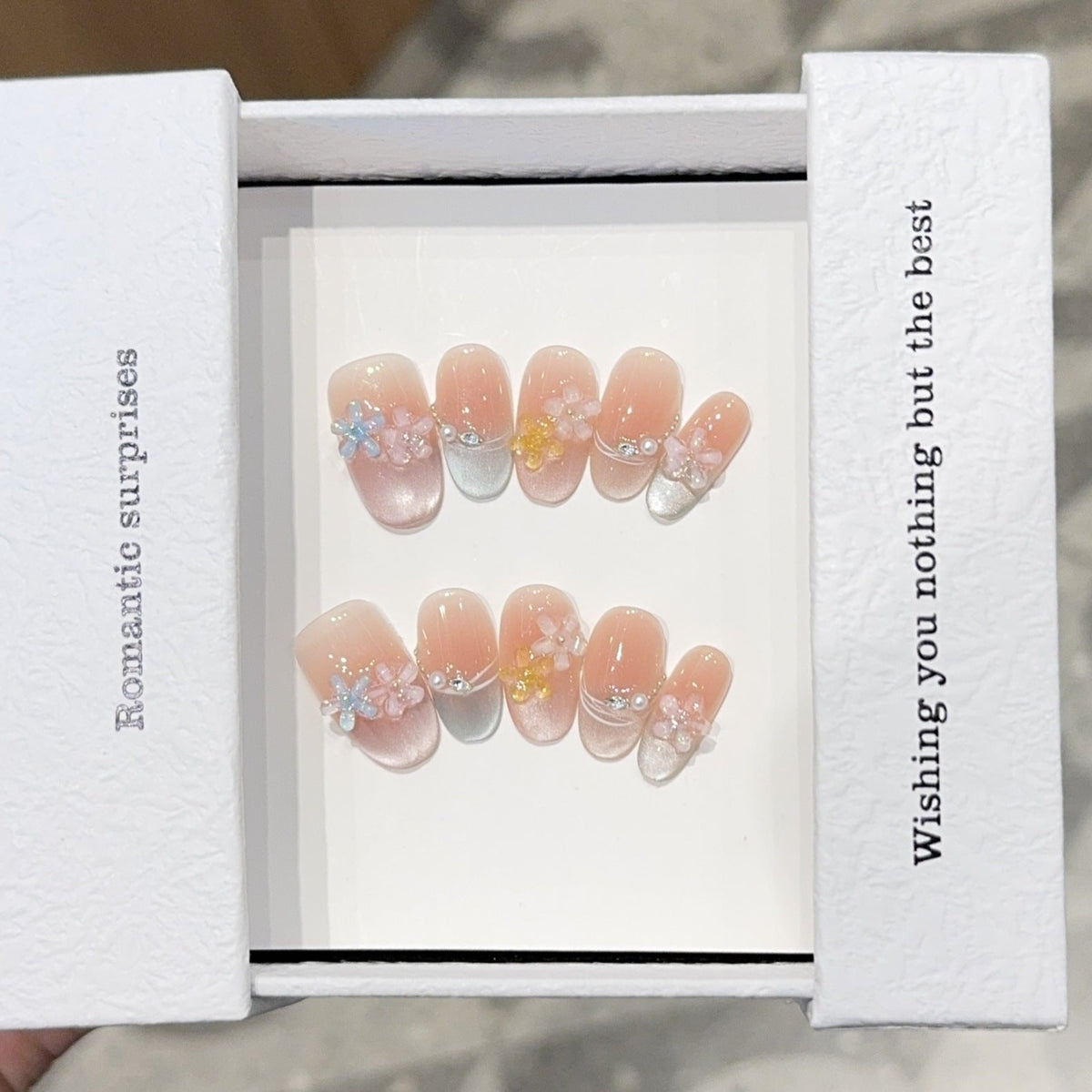 Siopsrl | Romantic artificial nails with floral accents Siopsrl