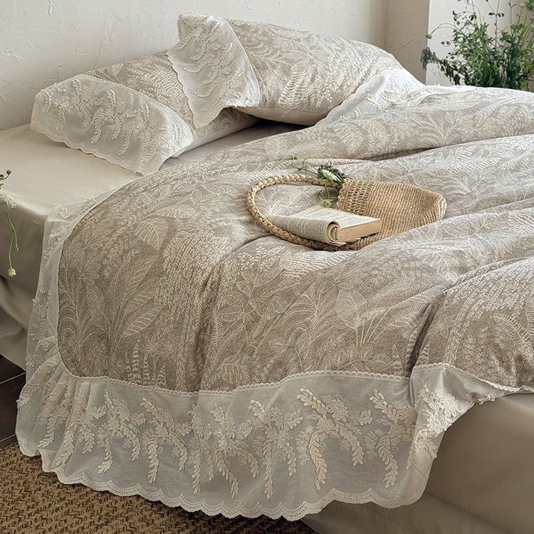 Quilt set in botanical jacquard with embroidered lace ruffle
