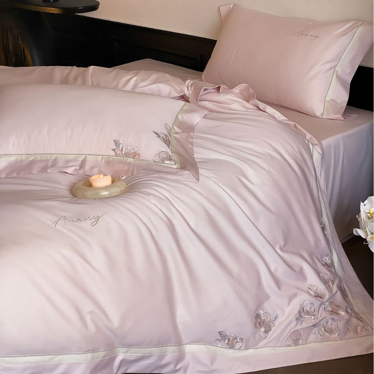 Silk-gloss bed linen set with embroidered rose border Bowlift
