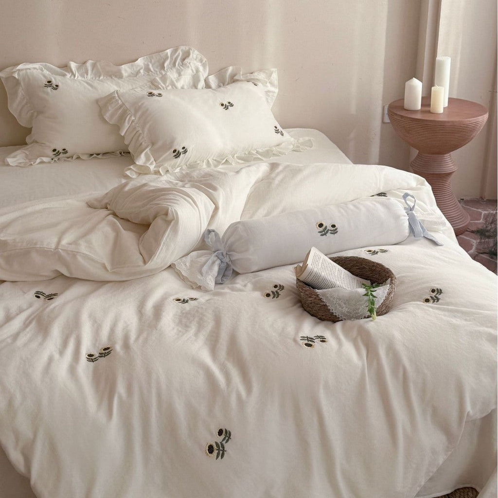 Bedding set made of linen-cotton blend with ruffled pillow and floral embroidery Bowlift