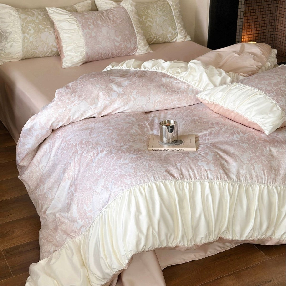Luxurious satin bedding set with ruffles and floral jacquard Bowlift