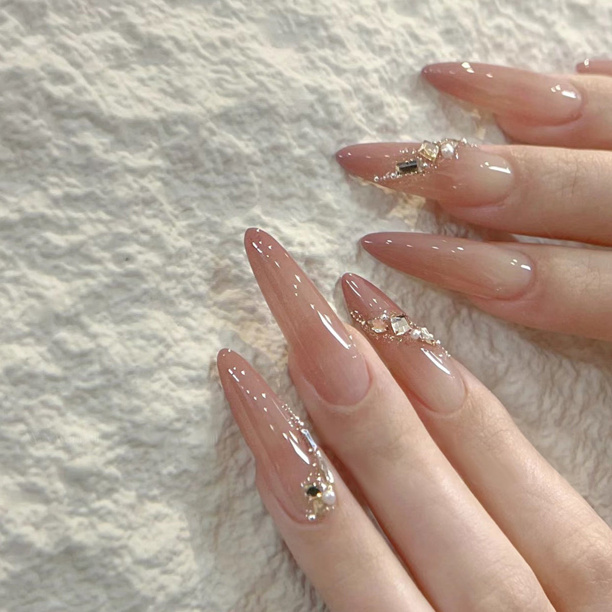 Siopsrl | Elegant Stiletto Press-On Nails with Decorative Floral Accents Siopsrl