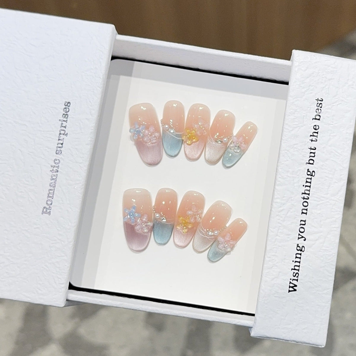 Siopsrl | Romantic artificial nails with floral accents Siopsrl