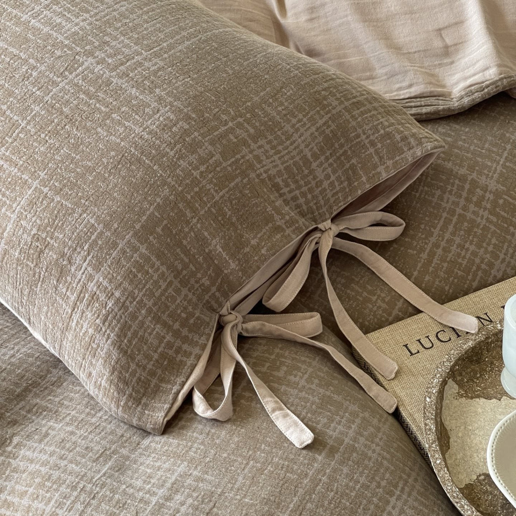 Reversible bedding set made of cotton satin with textured cross pattern and pillowcases with ties