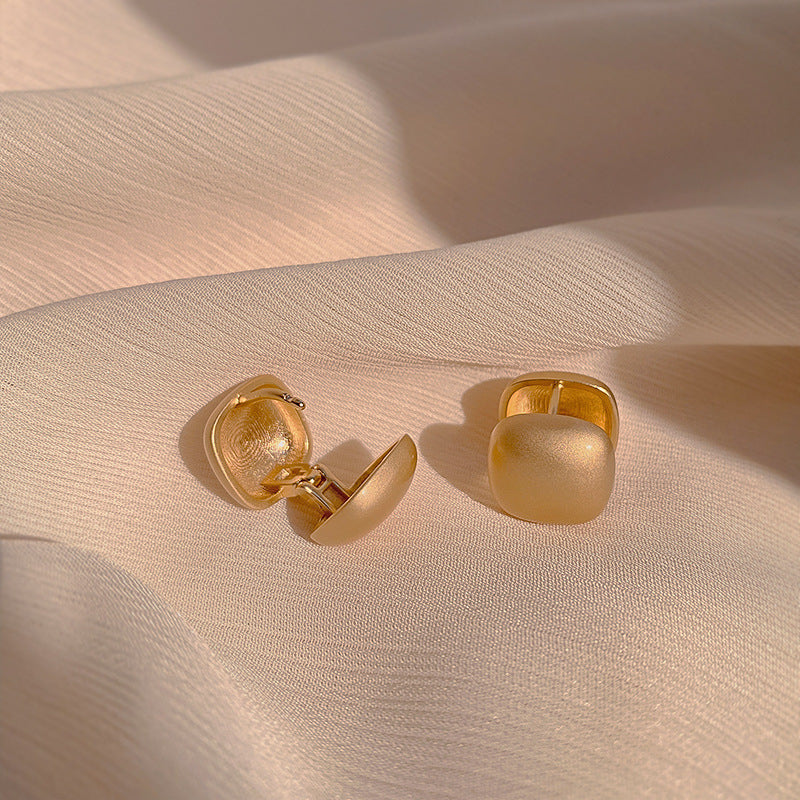 Stylish stud earrings with minimalist design Siopsrl