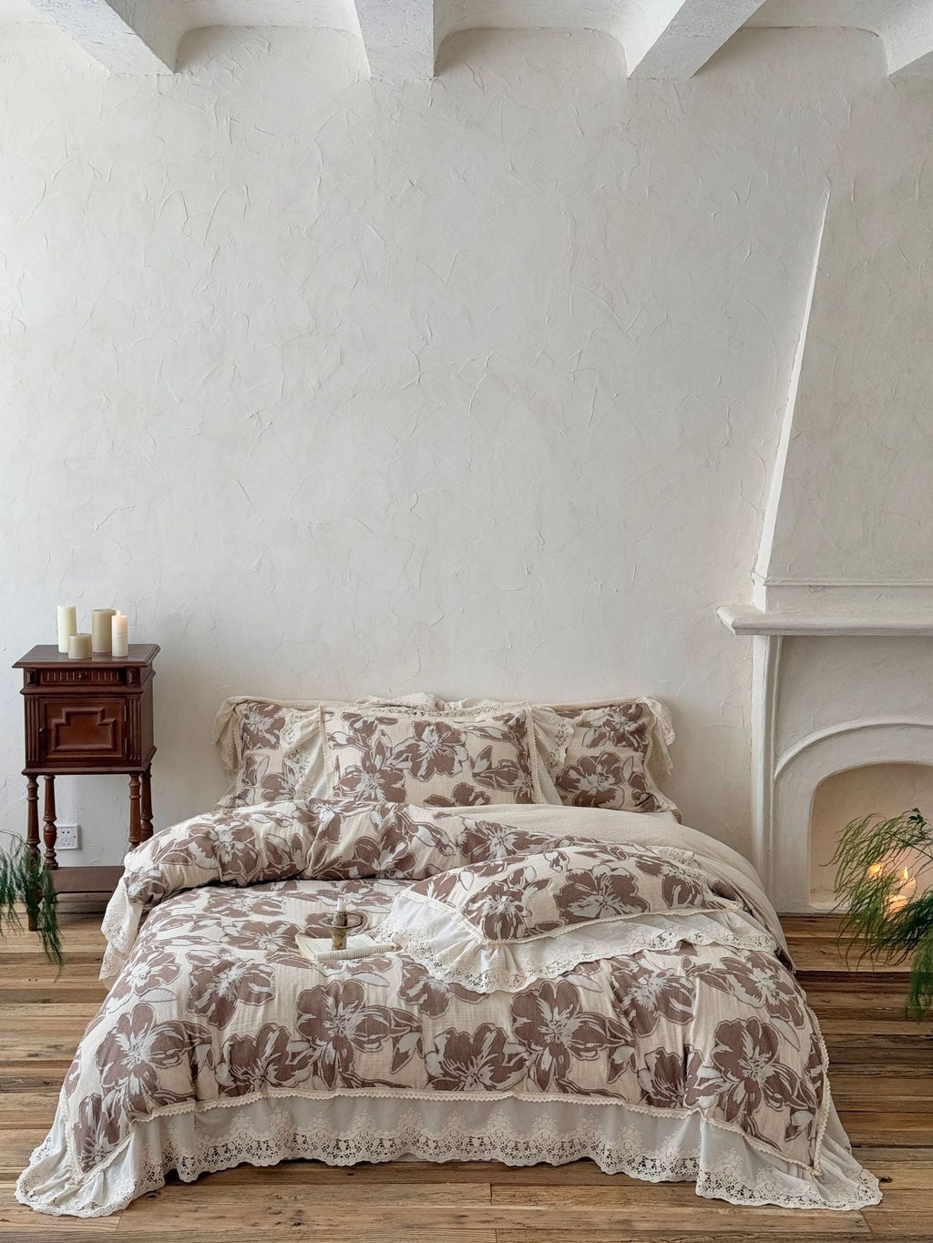 Bed linen set made of linen-cotton mix with large floral print and lace frill Bowlift