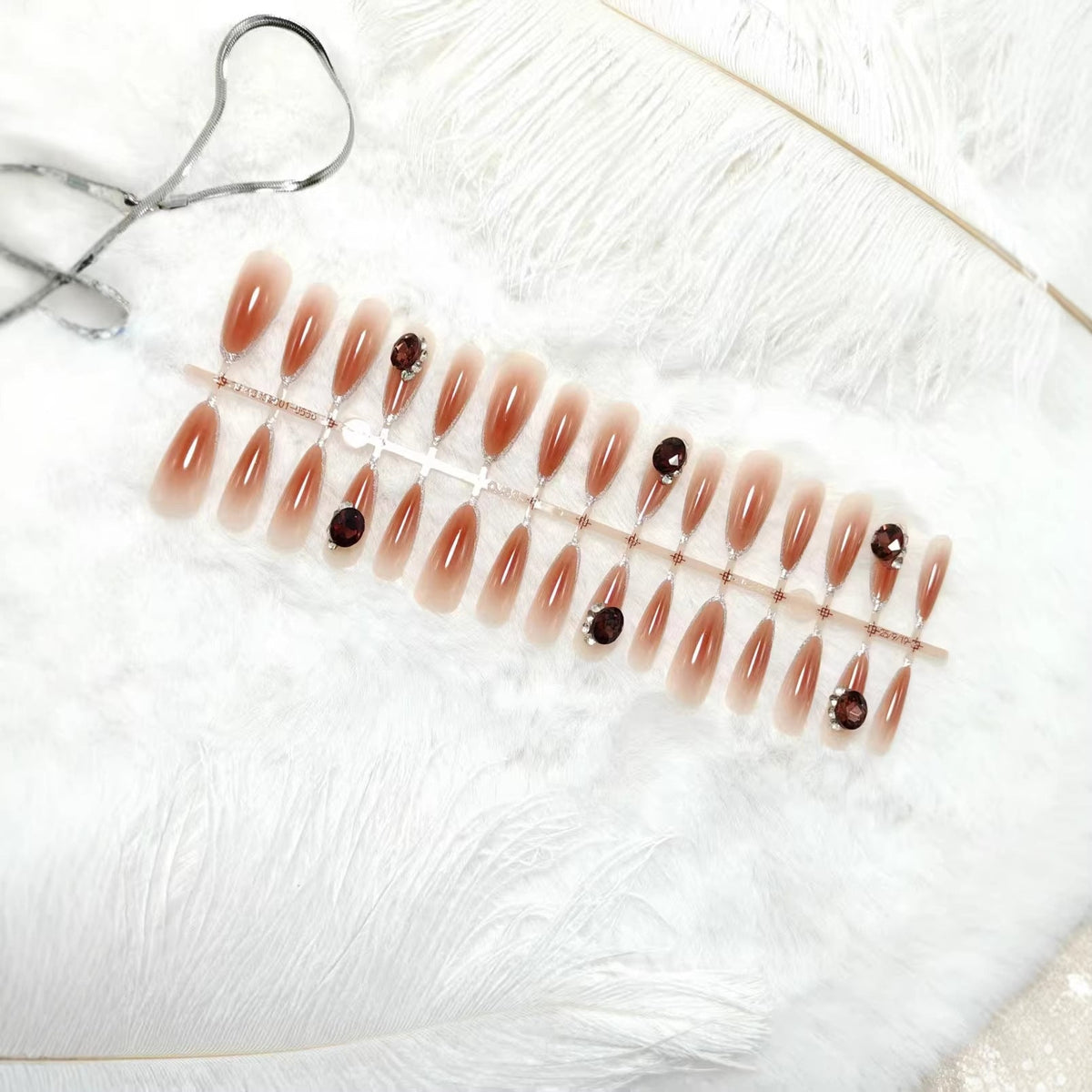 Siopsrl | Elegant Artificial Nails with Shimmering Gradient and Sparkling Accents Siopsrl