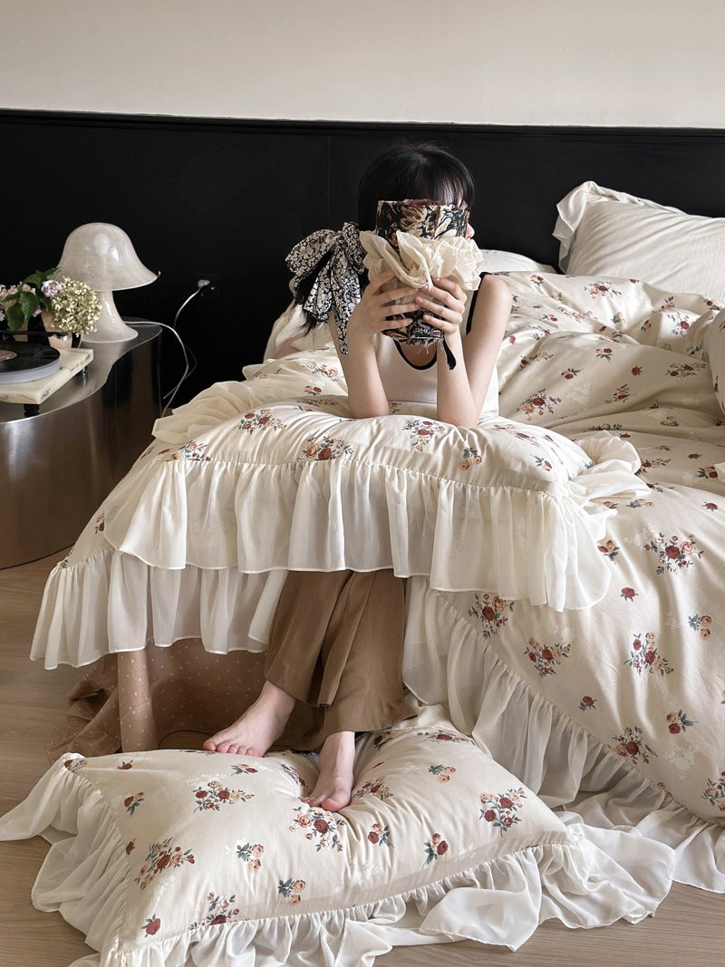 Bedding set with vintage rose print, ruffled hem and soft cotton percale
