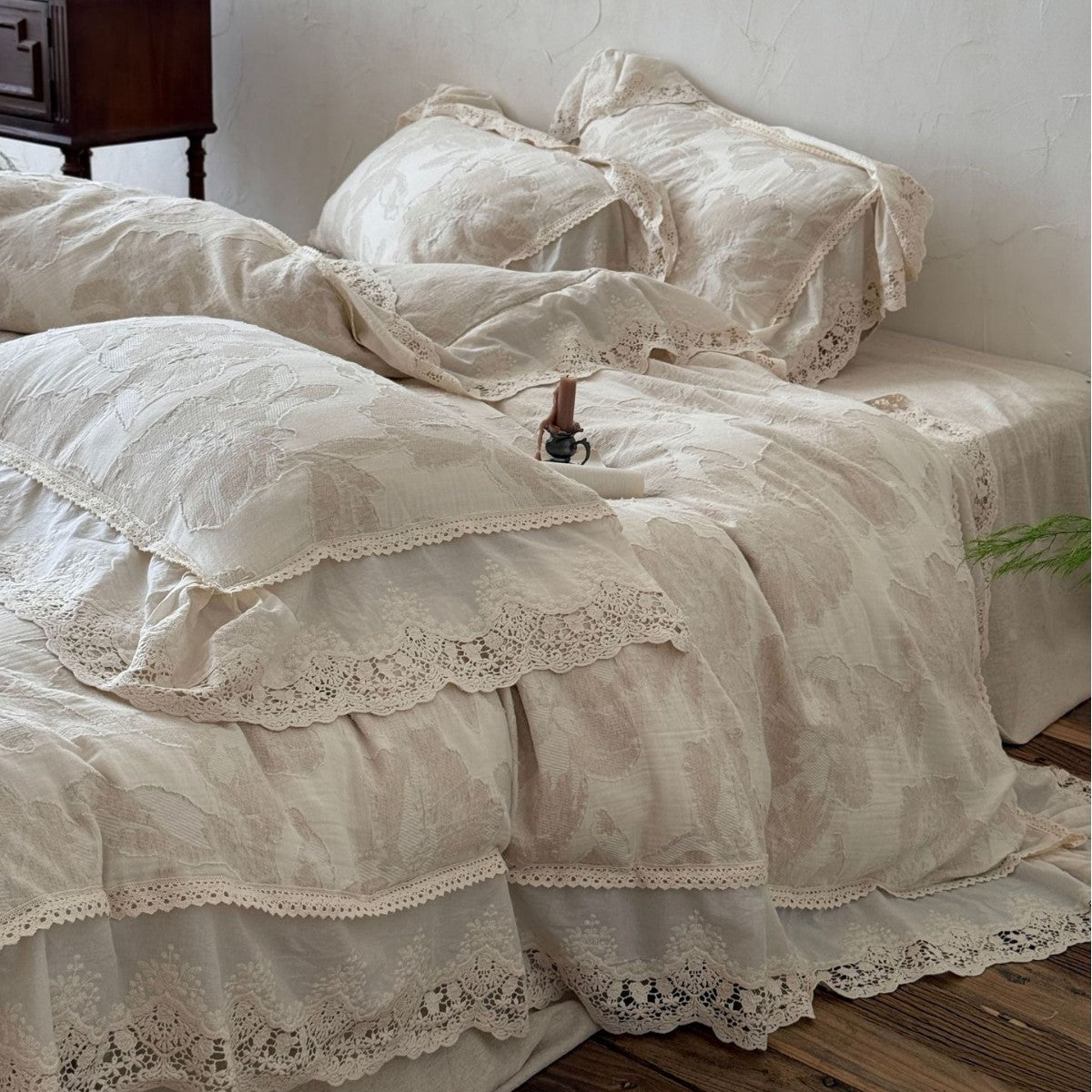 Bed linen set made of linen-cotton mix with large floral print and lace frill Bowlift