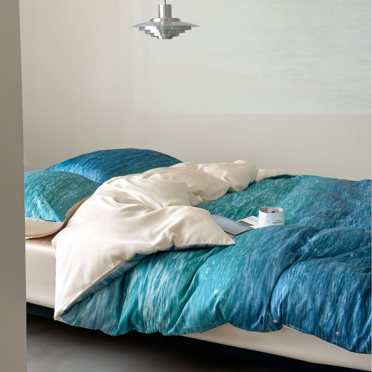 Satin bedding set with floral print and ruffle