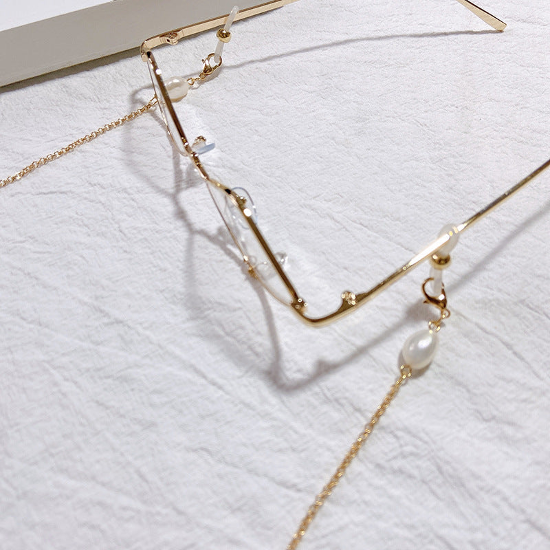 Elegant jewelry holder chain with pearl and gold accents Siopsrl
