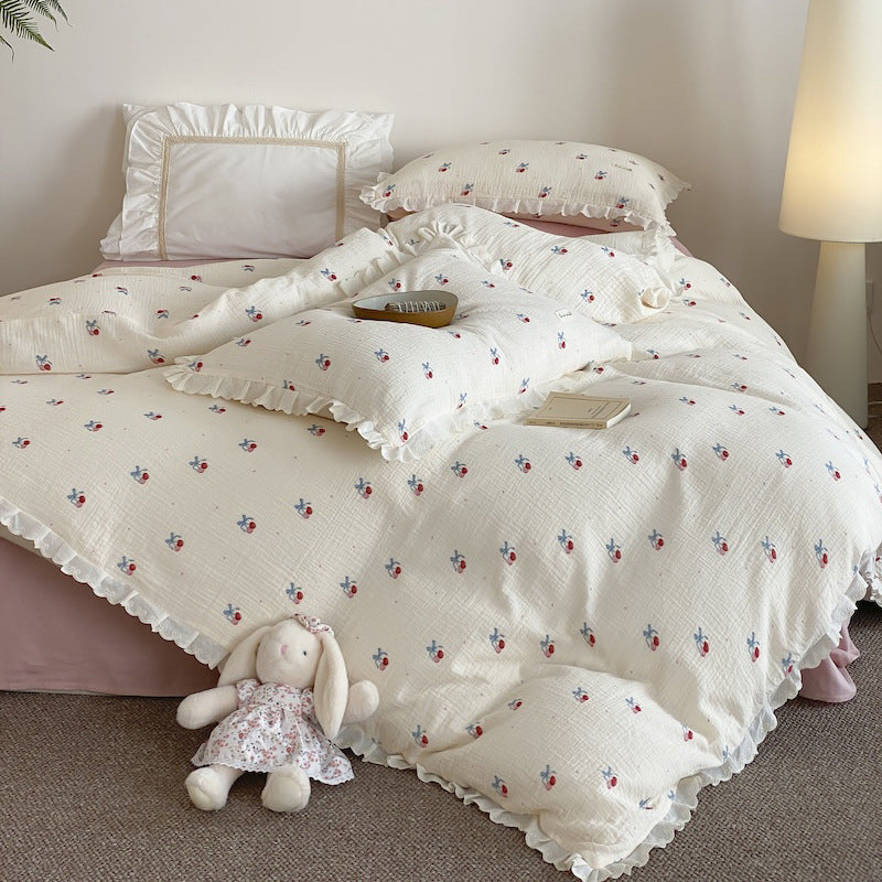 Bedding set made of cotton muslin with ruffles and playful animal print
