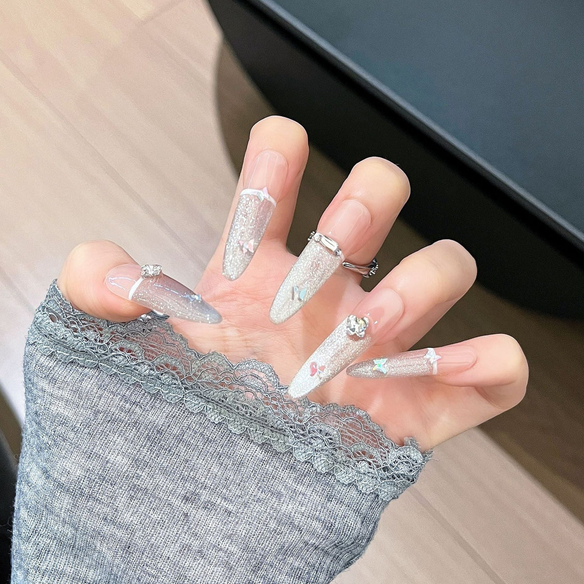 Siopsrl | Decorative Press-On Nails with Gem Accents Siopsrl