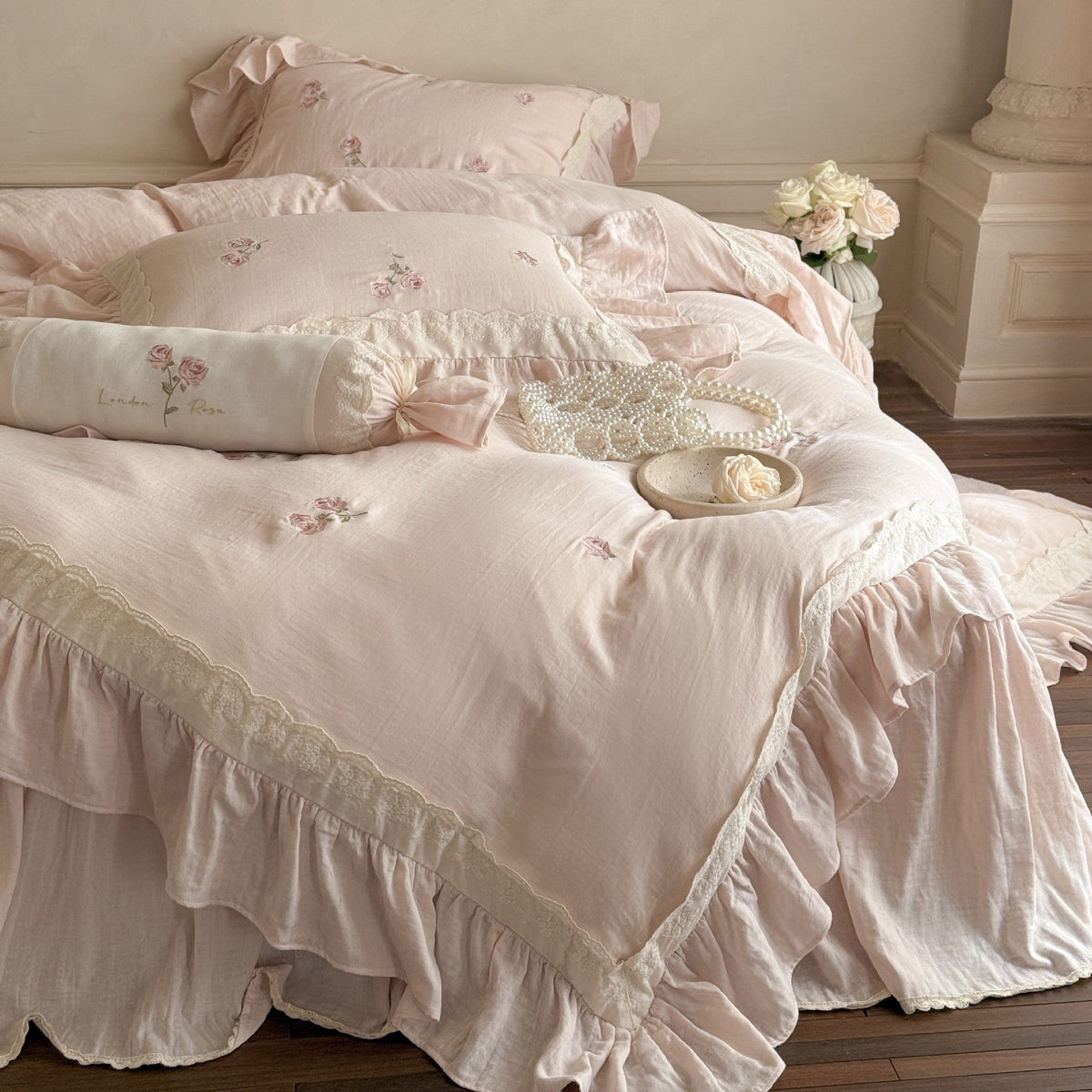 Bedding set with romantic ruffle trim and rose embroidery Bowlift