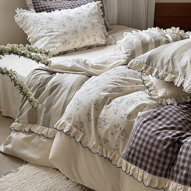 Patchwork bed set in vintage country style with ruffle and lace edge