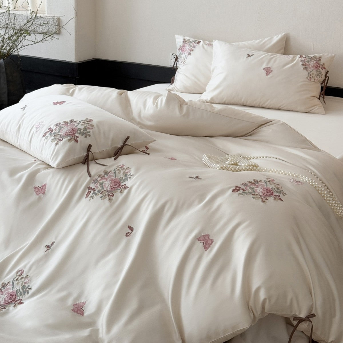 Fine satin bedding set with floral embroidery, tie ribbons and fine quilted texture Bowlift