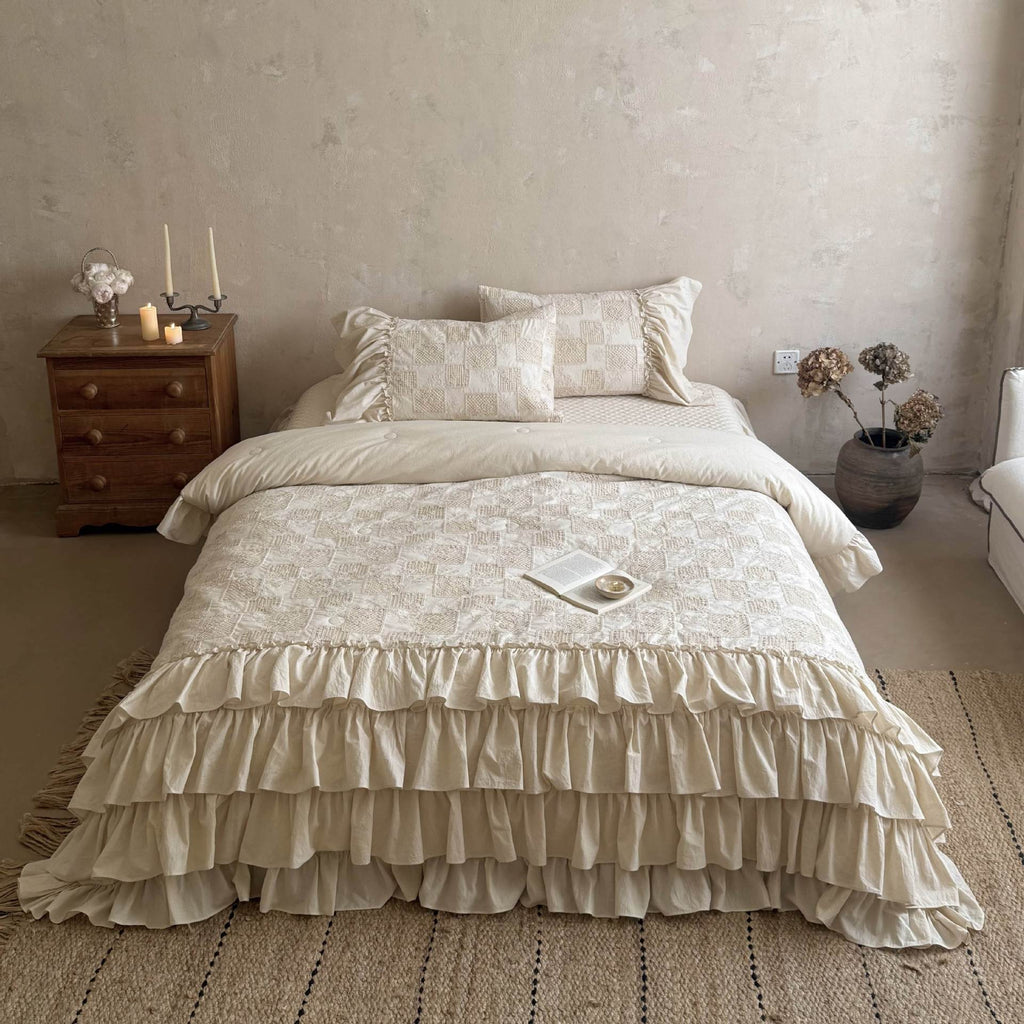 Ruffled bed linen set made of cotton quilt with stitch pattern and pillowcases