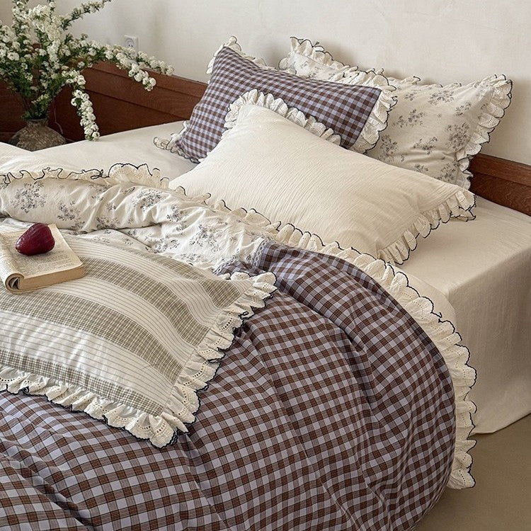 Patchwork bed set in vintage country style with ruffle and lace edge