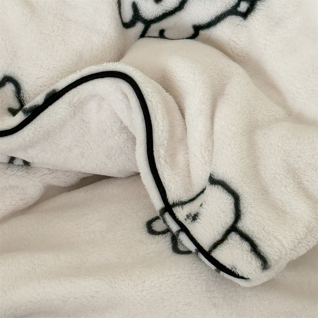 Cozy microfleece bedding set with cute dog motifs and piped edges