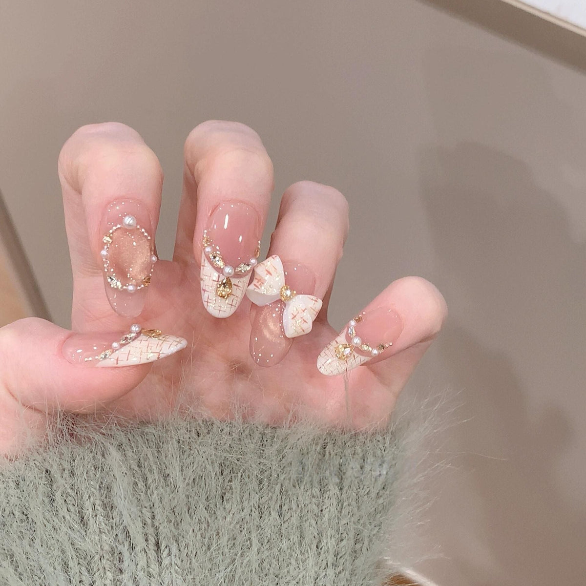 Siopsrl | Artificial nails with elegant accents and rhinestone embellishments Siopsrl