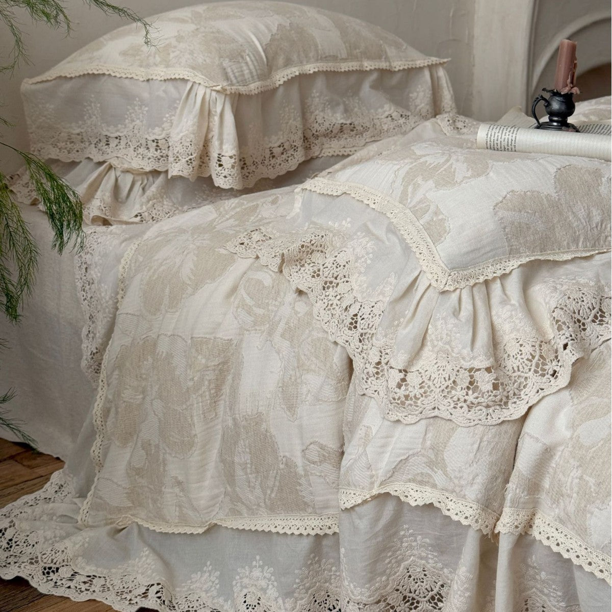 Bed linen set made of linen-cotton mix with large floral print and lace frill Bowlift