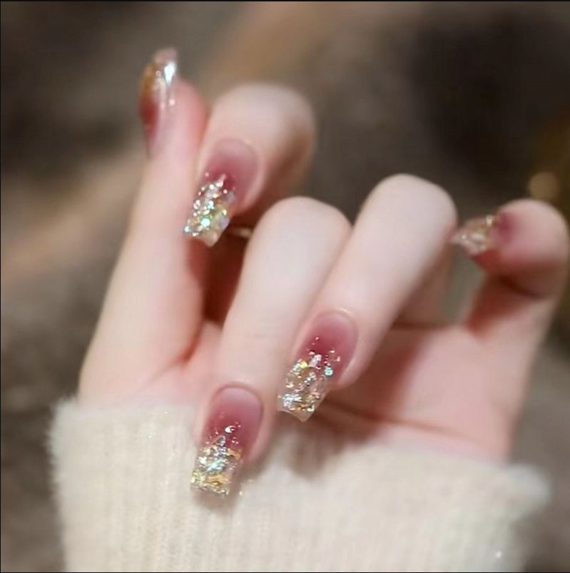 Siopsrl | Artificial nails with playful animal motif and elegant French tip design Siopsrl