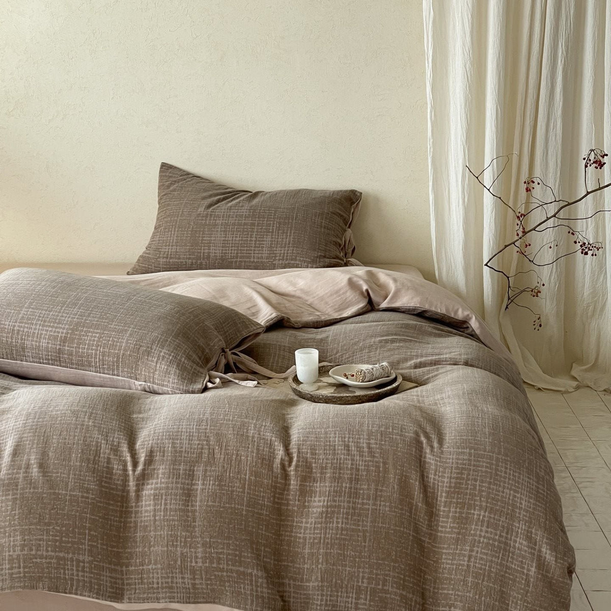 Reversible bedding set made of cotton satin with textured cross pattern and pillowcases with ties