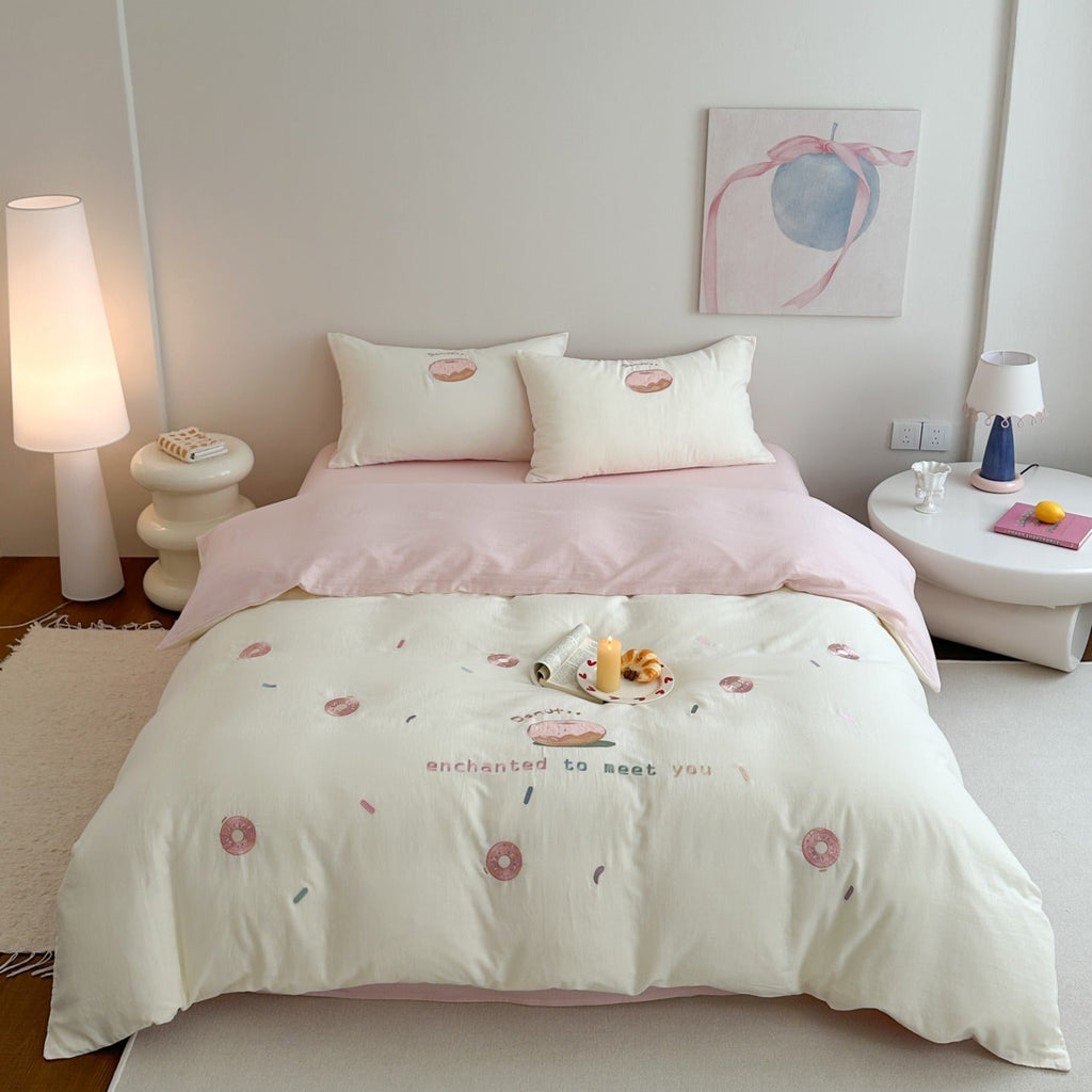 Cotton bedding set with embroidered donut motif and pillowcases Bowlift