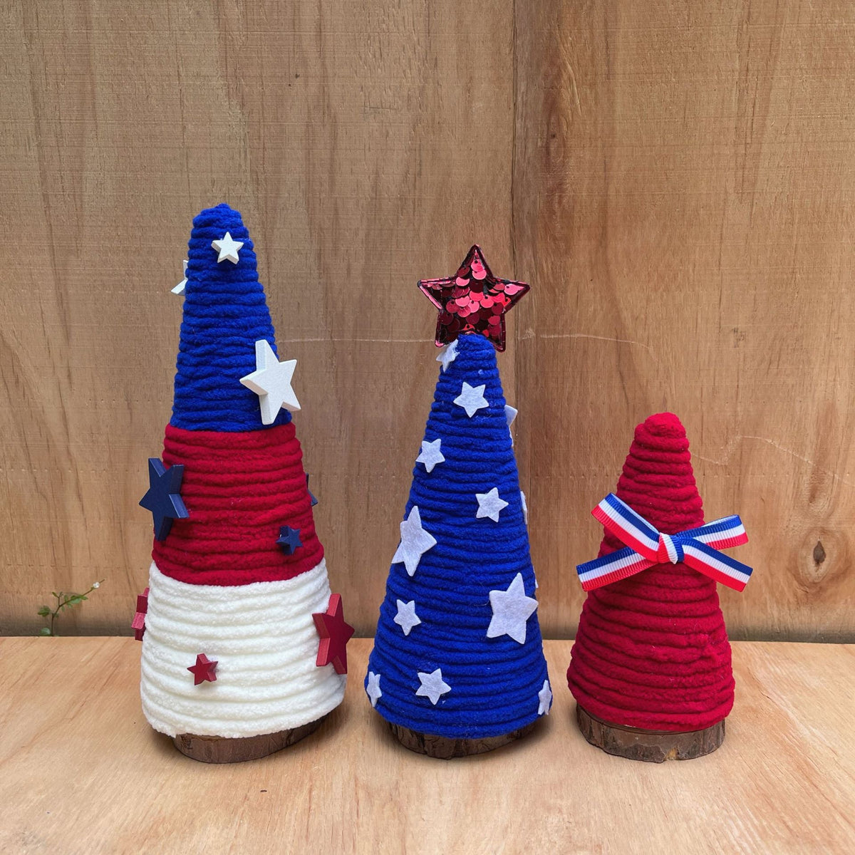 Siopsrl | Unisex decorative table figure crocheted tree made of yarn with wooden base and star tip Siopsrl