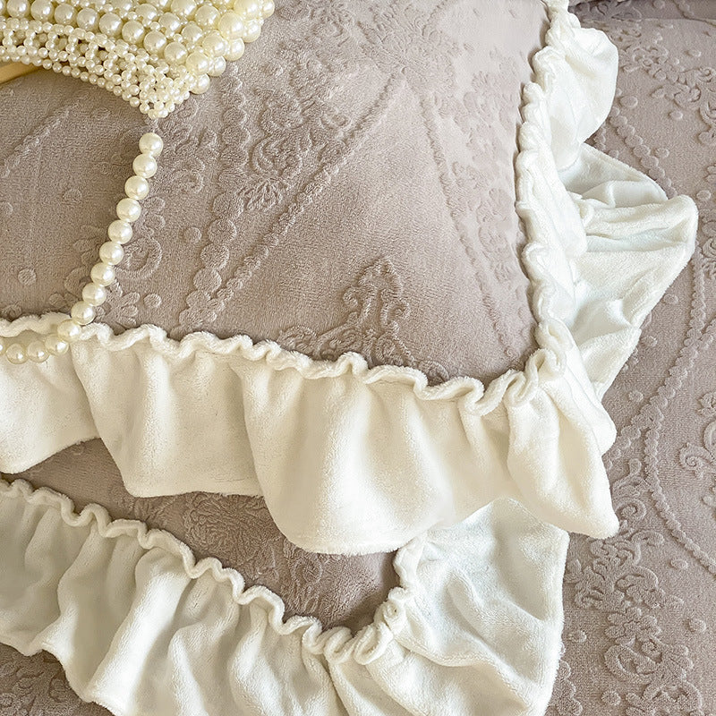 Bedding set with quilted jacquard relief and decorative ruffle