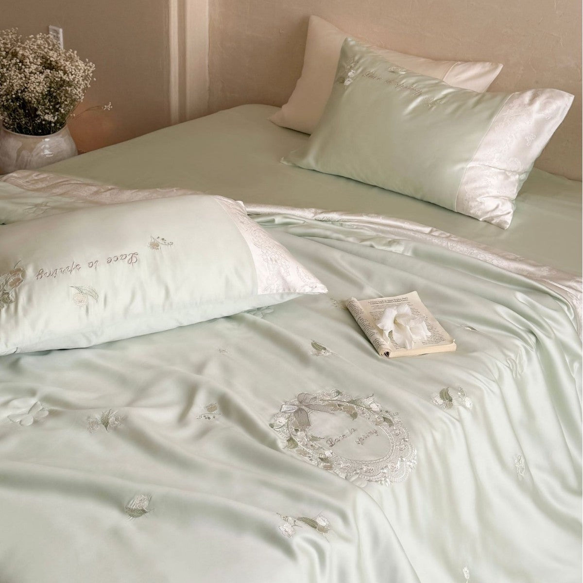 Satin bedding set with fine butterfly embroidery, embroidered center field and hotel closure Bowlift
