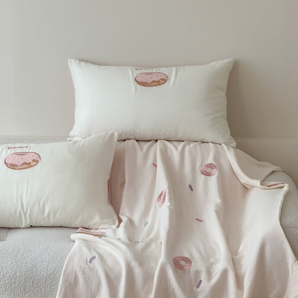 Cotton bedding set with embroidered donut motif and pillowcases Bowlift