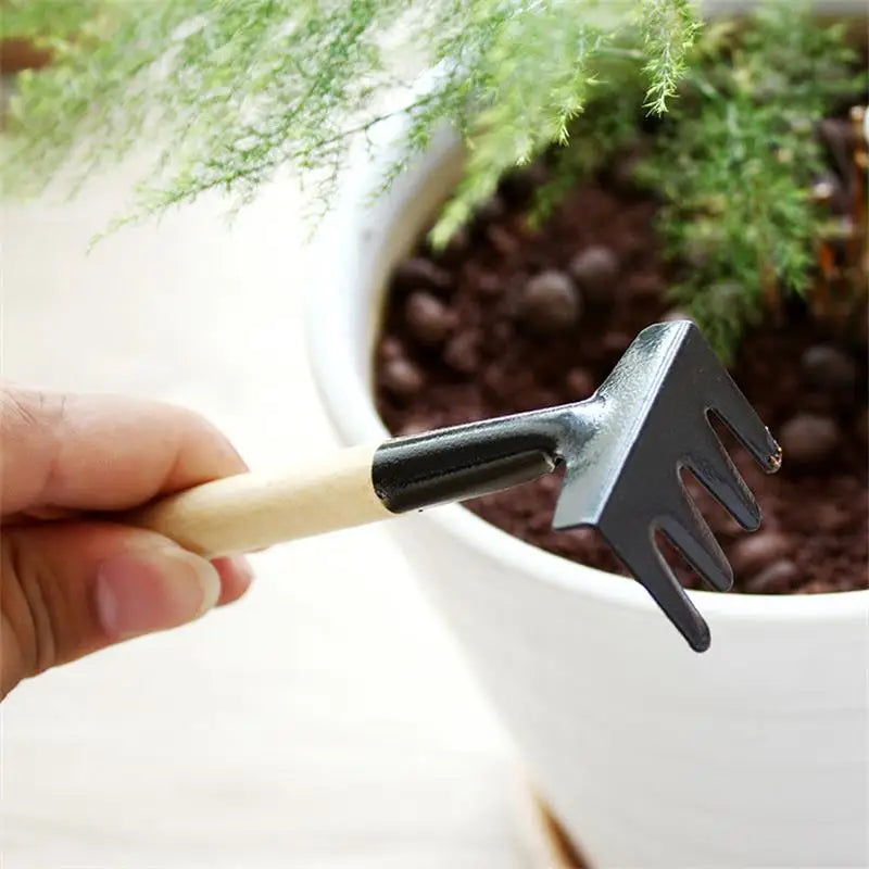 Siopsrl| 3-piece garden tool set with wooden handles – Handy shovel, rake, and hoe for garden maintenance